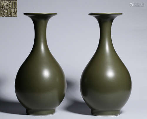 PAIR OF TEA DUST GLAZE VASES