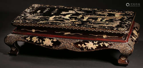 A LACQUER&SHELL CARVED TABLE