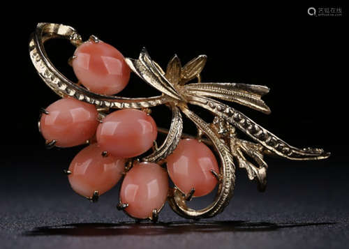 A GILT SILVER&CORAL BROOCH