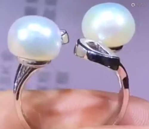 A PEARL PENDANT RING