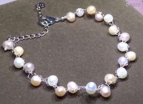 A PEARL STRING BRACELET