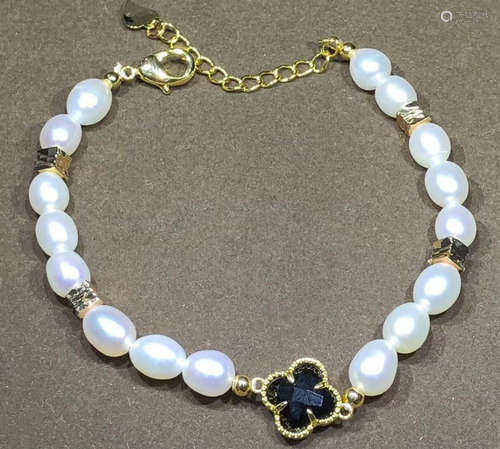 A PEARL STRING BRACELET