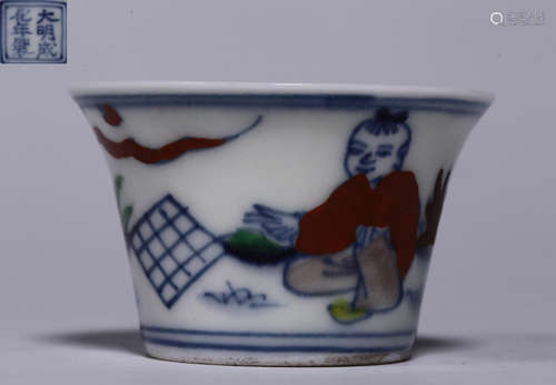 A DOUCAI GLAZE CHILD PATTERN CUP