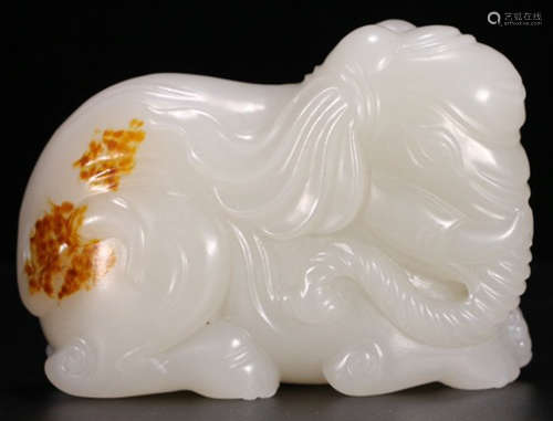 A HETIAN JADE CARVED ELEPHANT SHAPED PENDANT