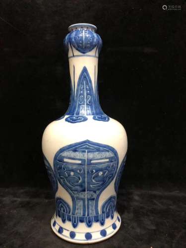 A CHINESE BLUE AND WHITE FLORAL PORCELAIN GARLIC BOTTLE