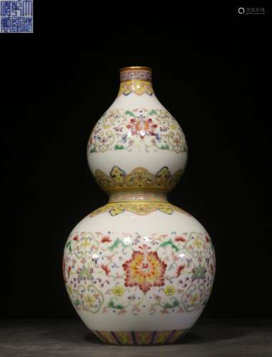 FAMILLE ROSE 'FLOWERS AND VINES' DOUBLE GOURD VASE