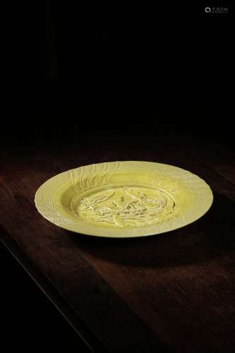 A CHINESE YELLOW GLAZED CRANE LOTUS PAINTED PORCELAIN PLATE