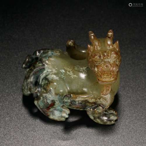 A CHINESE CARVED HETIAN JADE PATINA DRAGON ORNAMENT