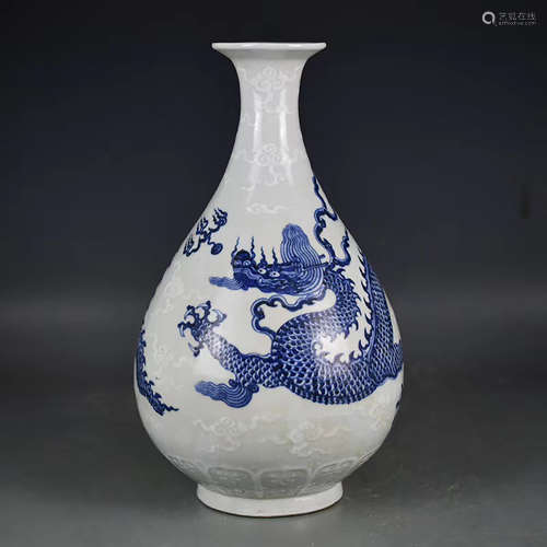 A CHINESE BLUE AND WHITE DRAGON PATTERN PORCELAIN VASE