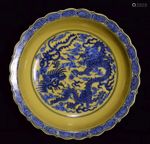A CHINESE BLUE AND WHITE FLORAL DRAGON&PHOENIX PATTERN PORCELAIN PLATE