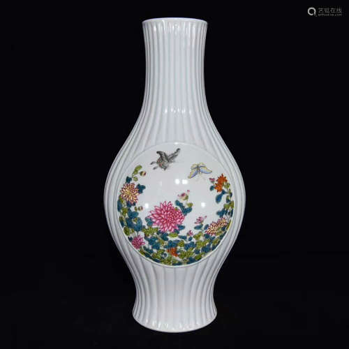 A CHINESE FAMILLE ROSE BUTTERFLY&FLOWER PAINTED PORCELAIN VASE