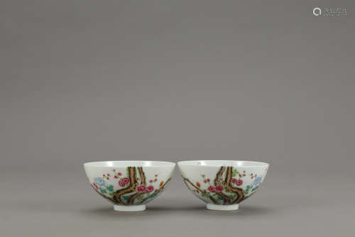 A PAIR OF CHINESE FAMILLE ROSE FLORAL PORCELAIN BOWL