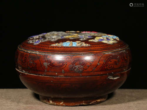 APPLIQUE LACQUER 'QILIN AND EIGHT TREASURES' ROUND BOX WITH COVER