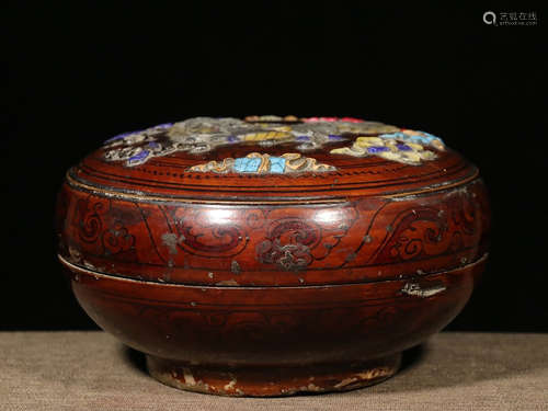 APPLIQUE LACQUER 'QILIN AND EIGHT TREASURES' ROUND BOX WITH COVER