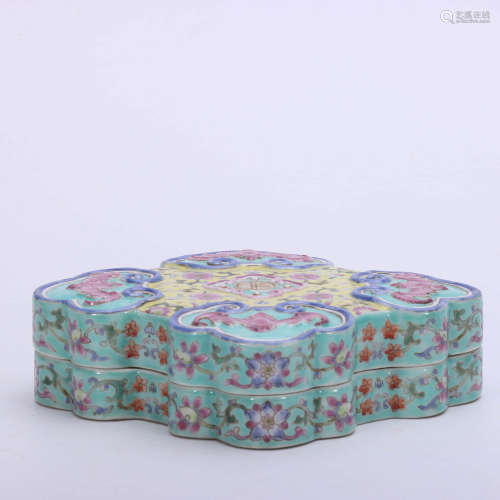 A CHINESE GREEN FLORAL PORCELAIN BOX WITH COVER
