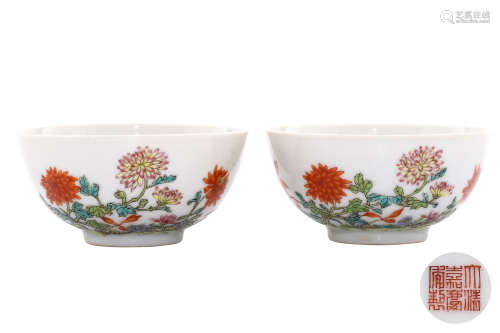 A PAIR OF CHINESE FAMILLE ROSE FLORAL PORCELAIN BOWL