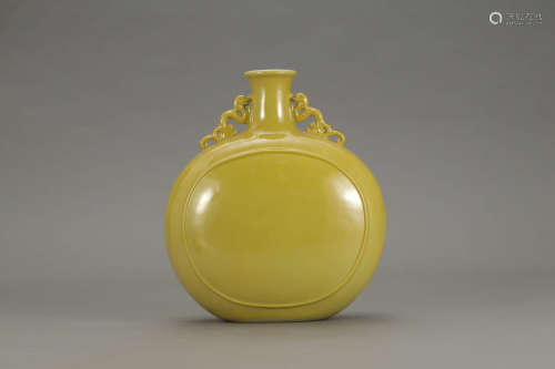 A CHINESE YELLOW GLAZED DOUBLE EARS PORCELAIN OBLATE VASE
