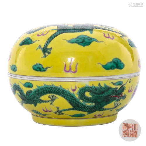 A CHINESE YELLOW FAMILLE ROSE GREEN DRAGON PORCELAIN SEAL BOX