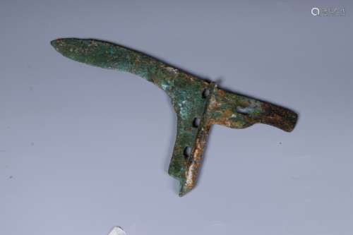 ARCHAIC BRONZE CAST DAGGER-AXE ORNAMENT, GE