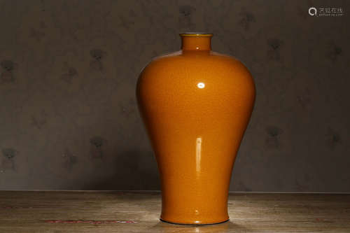 YELLOW GROUND CRACKLE PATTERNED VASE, MEIPING