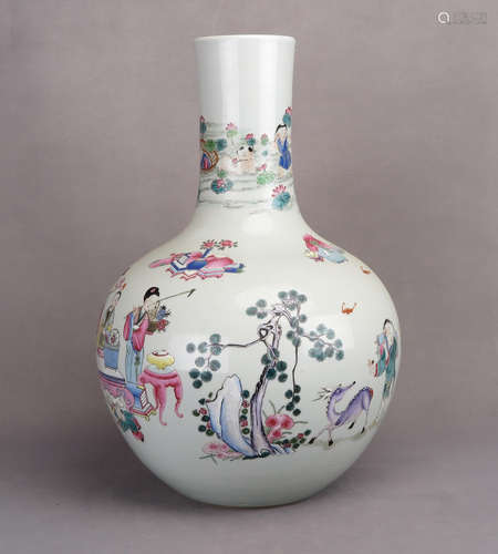 FAMILLE ROSE 'PEOPLE' VASE