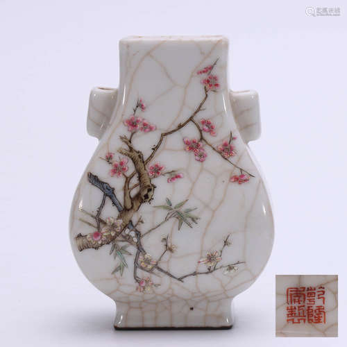 A CHINESE FAMILLE ROSE FLORAL PORCELAIN JAR