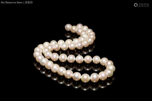 A STRAND OF BEADED PEARL NECKLACE
