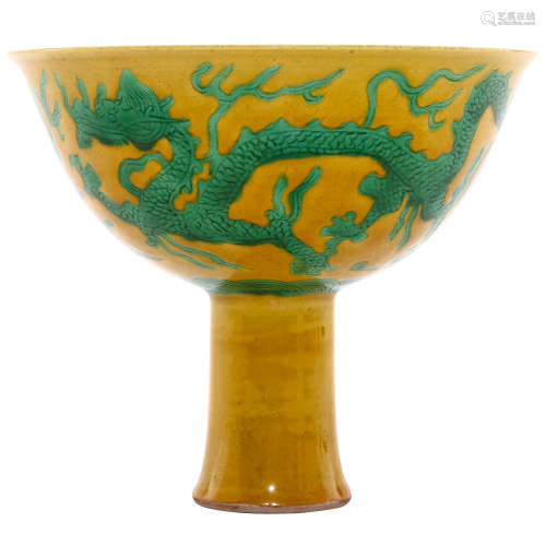 A CHINESE YELLOW BACKGROUND GREEN DRAGON PATTERN PORCELAIN BOWL