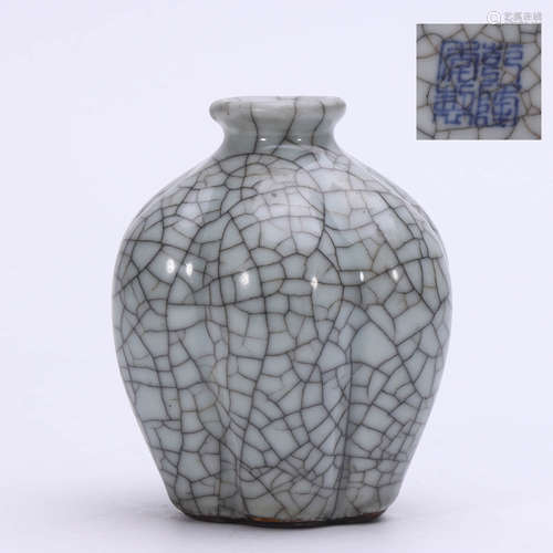 A CHINESE GE KILN PORCELAIN PORCELAIN VASE