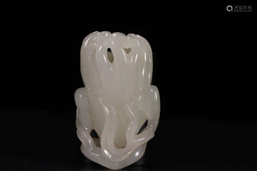 A CHINESE CARVED HETIAN JADE BUDDHA HAND ORNAMENT