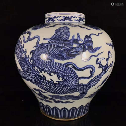 A CHINESE BLUE AND WHITE DRAGON PATTERN PORCELAIN JAR