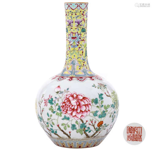 A CHINESE FAMILLE ROSE FLORAL PORCELAIN BALL SHAPED VASE