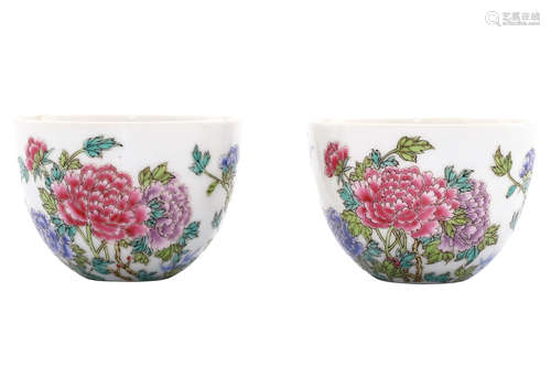 A CHINESE FAMILLE ROSE PEONY PAINTED PORCELAIN CUP