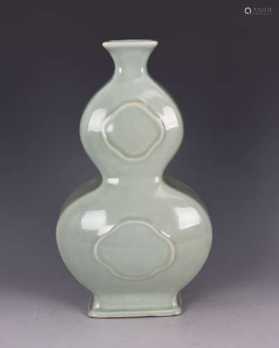 CELADON GLAZED OPEN MEDALLION DOUBLE GOURD VASE