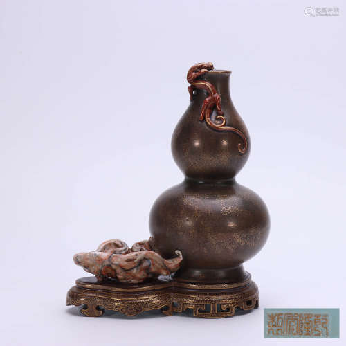 A CHINESE IMITATION LACQUERWORK GOURD-SHAPED VASE