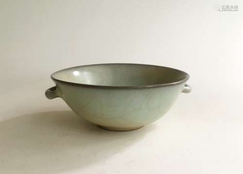 GUAN WARE CELADON GLAZED AND INSCRIBED BOWL WITH HANDLES