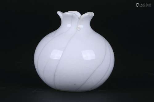A Ge-Type Glazed Porcelain Vase
