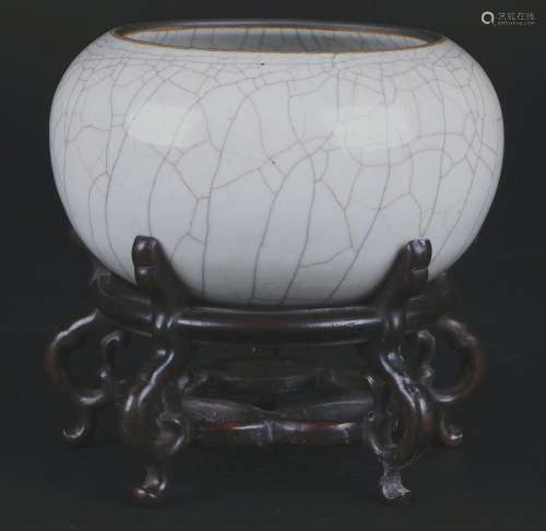 A Ge-Type Glazed Porcelain Vessel