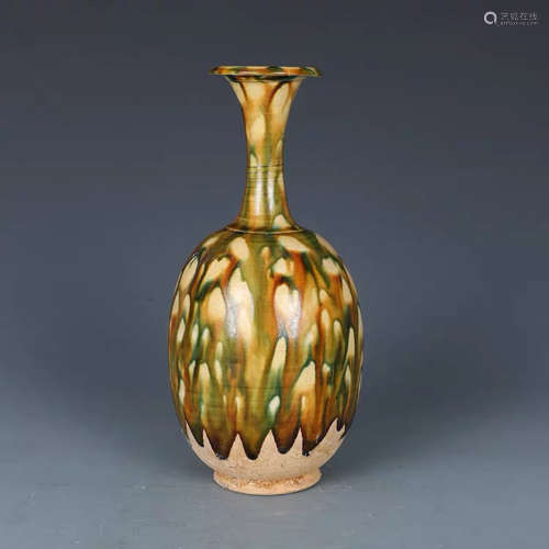 A Chinese tri-colored Porcelain Flask