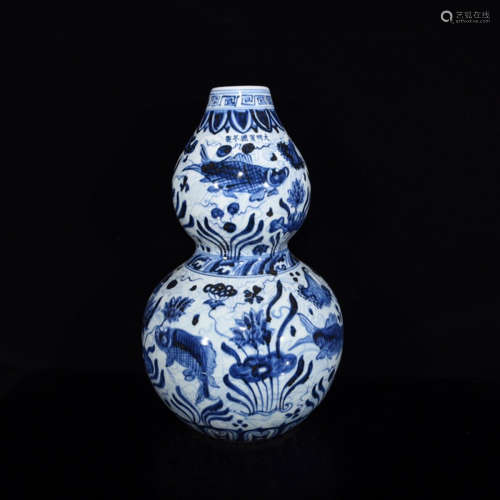 A Chinese Blue and White Floral Porcelain Gourd-shaped Vase