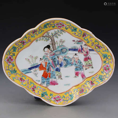 A Chinese Famille Rose Figures PAINTED Porcelain Plate
