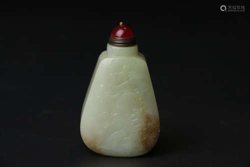 A Chinese Dragon Carved Hetian Jade Snuff Bottle