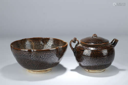 A set of Chinese Porcelain Wine Pot and Bowl
