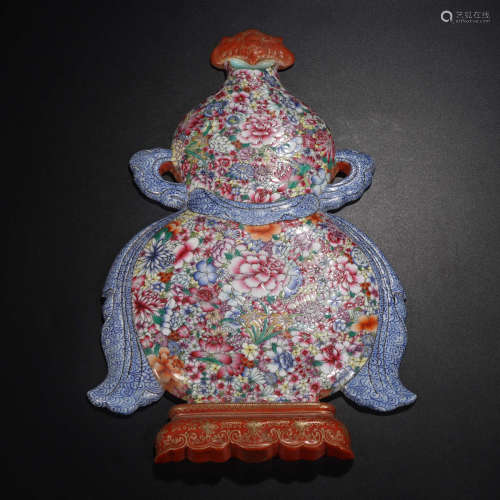 A Chinese Famille Rose Gild Floral Porcelain Gourd-shaped Vase