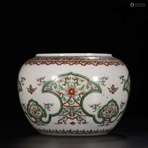A Chinese Red and Green Color Floral Porcelain Jar