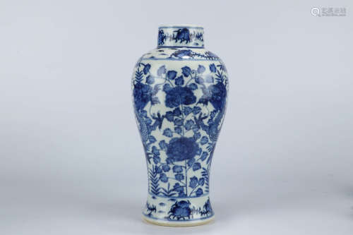 A Chinese Blue and White Dragon Pattern Porcelain Vase