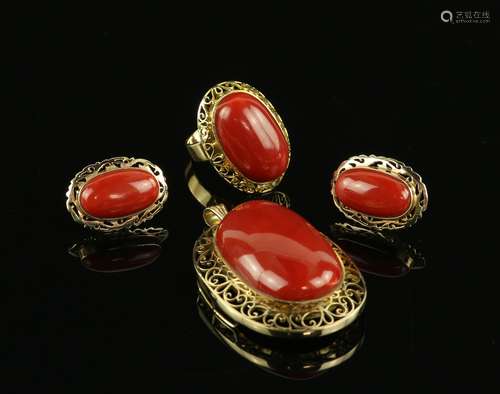 Coral jewellery set, oval cabochon cut coral ring, 2.3 x 1.4 cm, mount stamped 18 ct, ring size M