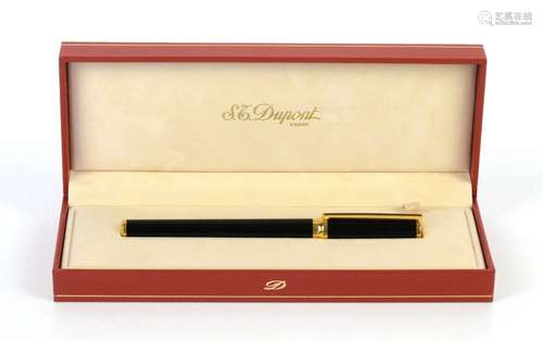 Dupont 'Laque de Chine' fountain pen with 18 ct gold nib, in Dupont case with outer sleeve, with