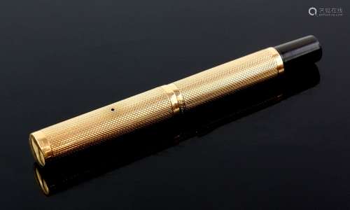 1930's Gold fountain pen, 14 ct nib, engine turned case, in 9 ct yellow gold hallmarked