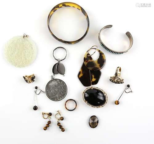 Mixed group of items including a silver 1922 dollar in surround on a silver plated keyring,